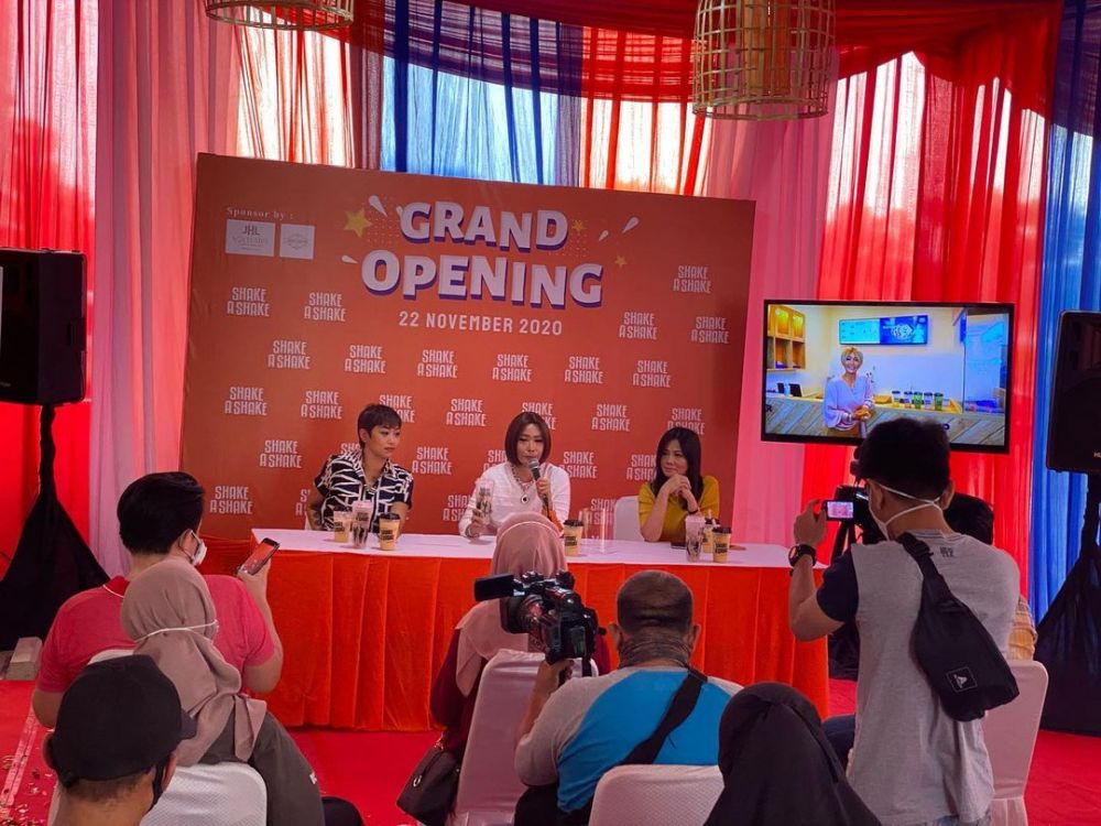 8 Momen Inul Daratista buka bisnis baru, tarik karyawan korban PHK