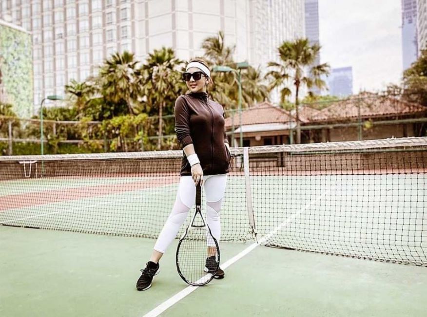 8 Gaya Syahrini olahraga tenis, penampilannya cetar membahana