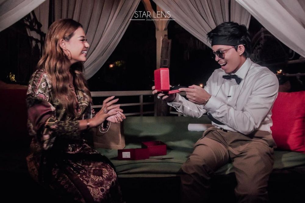 10 Momen Aurel beri hadiah untuk Atta, kadonya bikin melongo