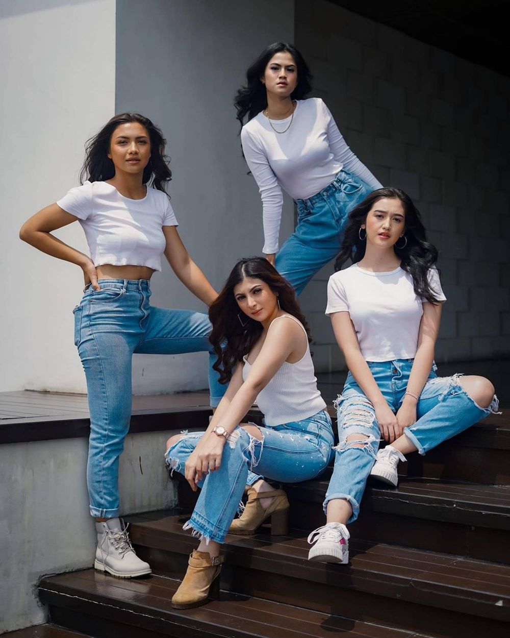 6 Gaya pemotretan Ranty Maria dan gengnya ini curi perhatian