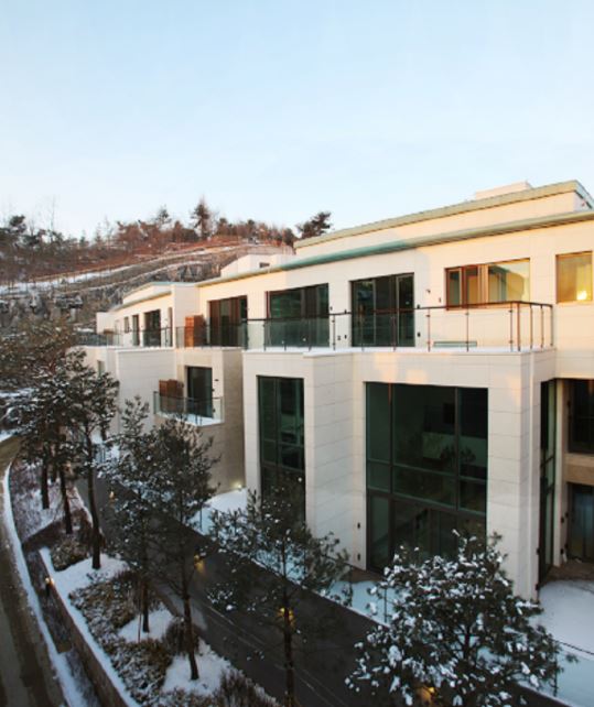 Potret apartemen 10 idol K-Pop, punya Bae Suzy minimalis