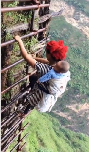 Viral video warga desa lewati 2 556 anak tangga saat 
