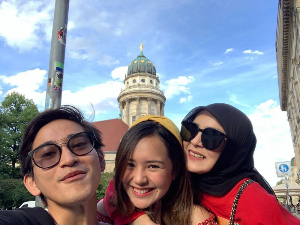 Momen 12 seleb liburan bareng keluarga pacar, akrab banget