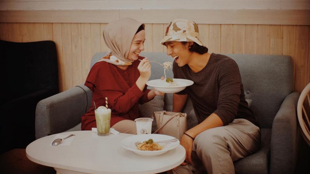 Tampil rapi di sinetron, ini 10 gaya Arya Saloka di keseharian