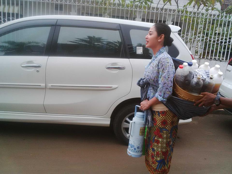 Potret 10 seleb dandan ala mbok jamu, Aurel Hermansyah bikin pangling