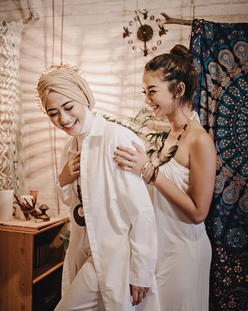 12 Pasang seleb cantik ini ternyata punya hubungan saudara