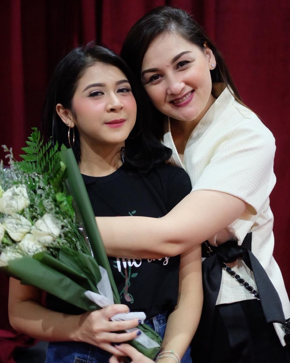 12 Pasang seleb cantik ini ternyata punya hubungan saudara