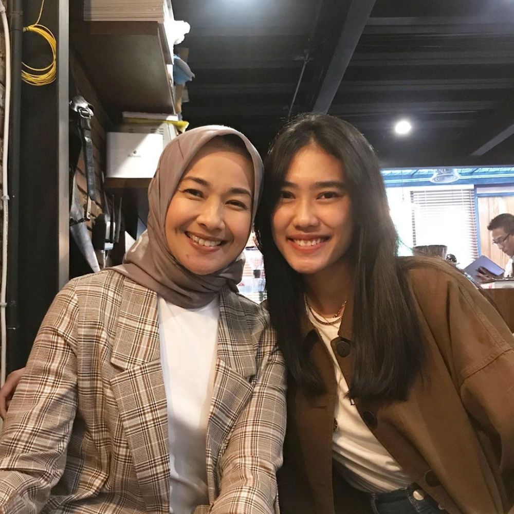 12 Pasang seleb cantik ini ternyata punya hubungan saudara