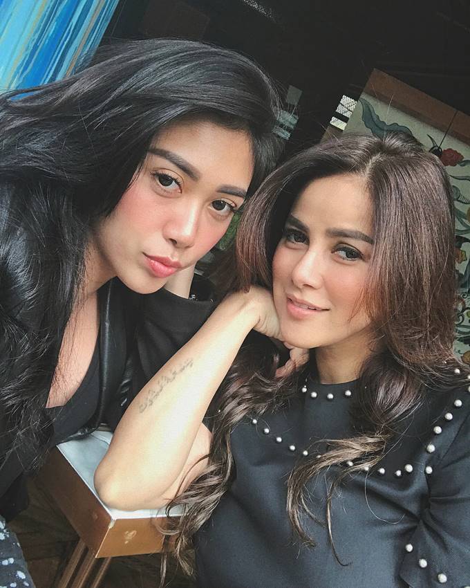 12 Pasang seleb cantik ini ternyata punya hubungan saudara