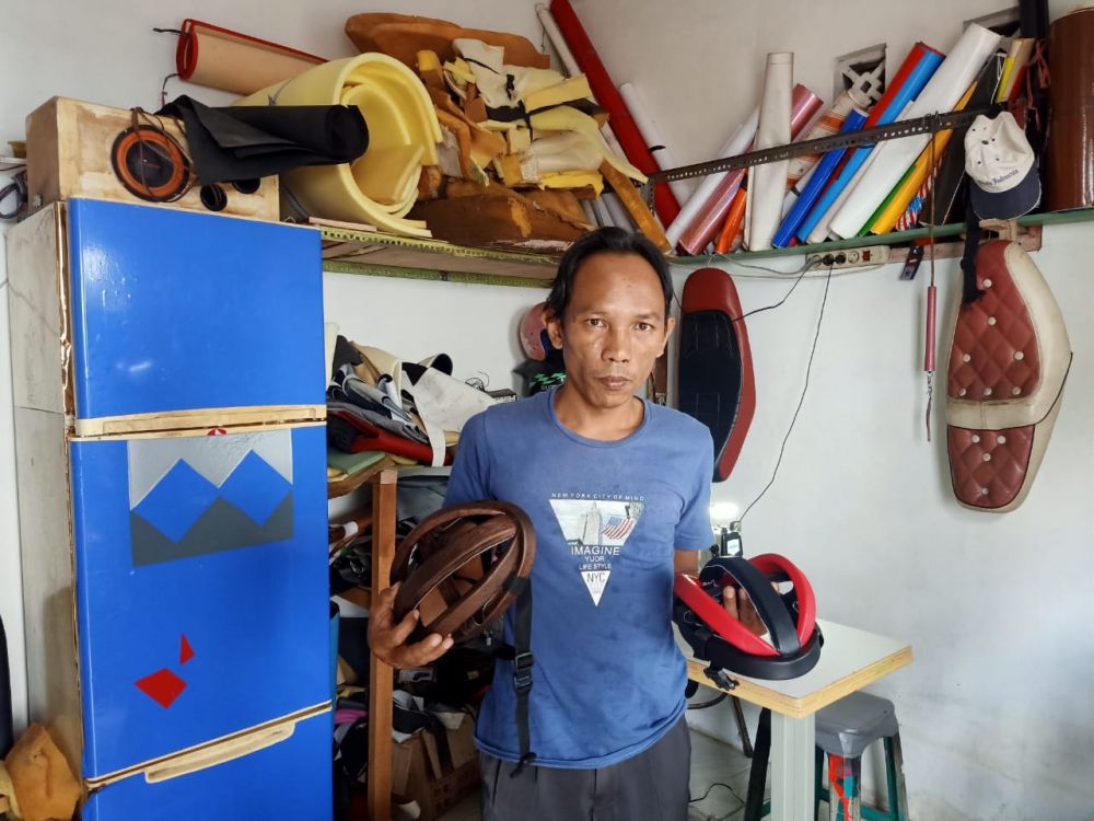 Untung di kala pandemi ala Joni, dari bikin jok kini jual helm sepeda