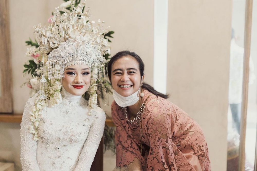 8 Potret kebersamaan Dinda Hauw dan manajernya, kompak bak kakak-adik