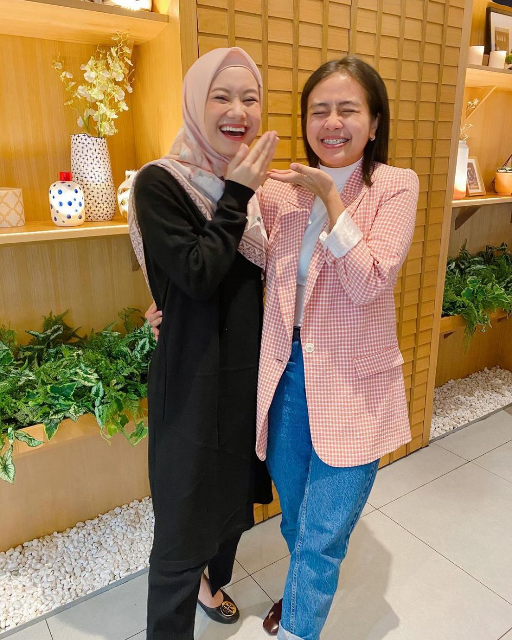 8 Potret kebersamaan Dinda Hauw dan manajernya, kompak bak kakak-adik