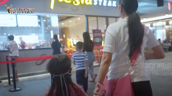 10 Momen Kalina Ocktaranny bareng keluarga Vicky, makin hangat & akrab