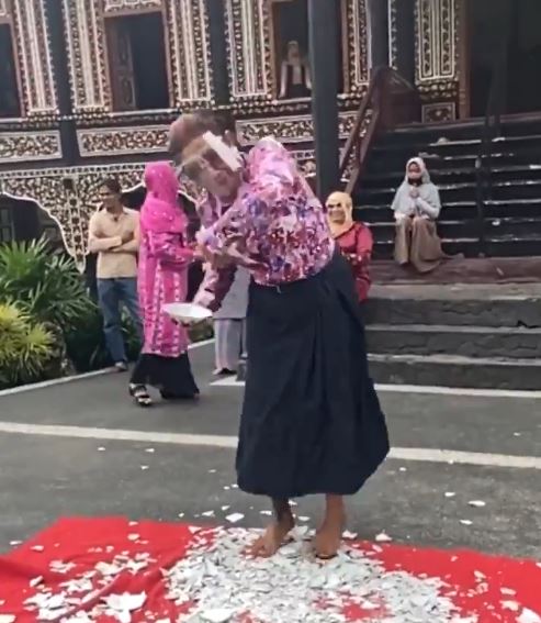 Viral Susi Pudjiastuti Tari Piring di atas beling, aksinya memukau