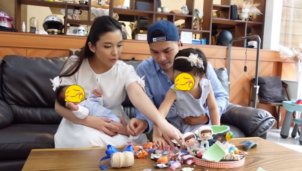 10 Momen perayaan satu bulan anak kedua Chelsea Olivia & Glenn, meriah