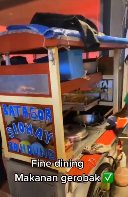 Viral crazy rich Surabaya rayakan ultah istri pakai baliho, unik abis