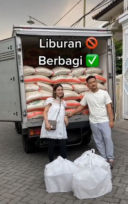 Viral crazy rich Surabaya rayakan ultah istri pakai baliho, unik abis