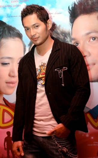 10 Potret transformasi Evan Sanders, awali karier jadi VJ MTV