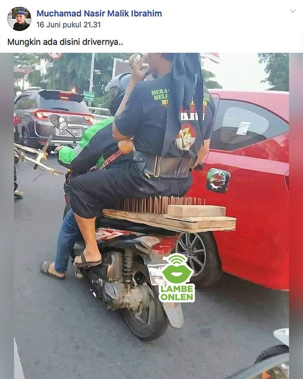 11 Posisi duduk penumpang ojek online ini bikin senyum di jalan