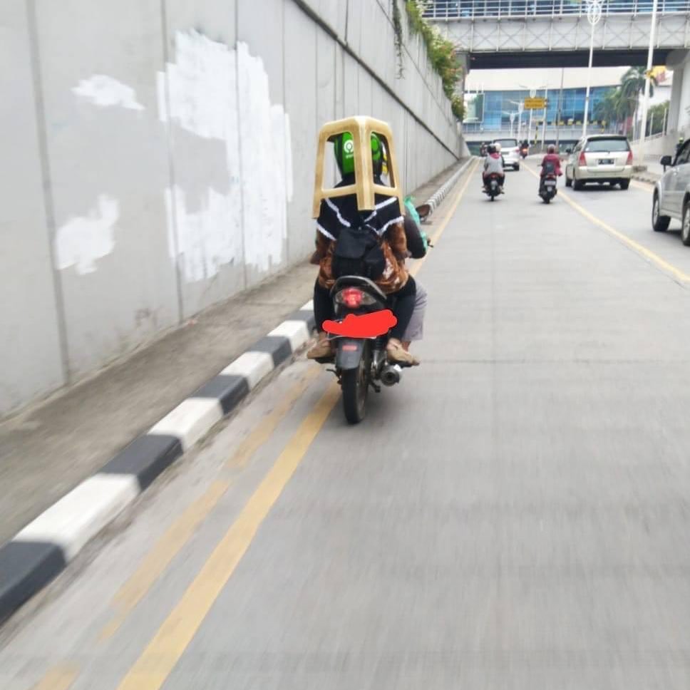 11 Posisi duduk penumpang ojek online ini bikin senyum di jalan