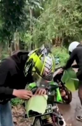 10 Solusi nyeleneh ala pengguna motor ini bikin tepuk jidat