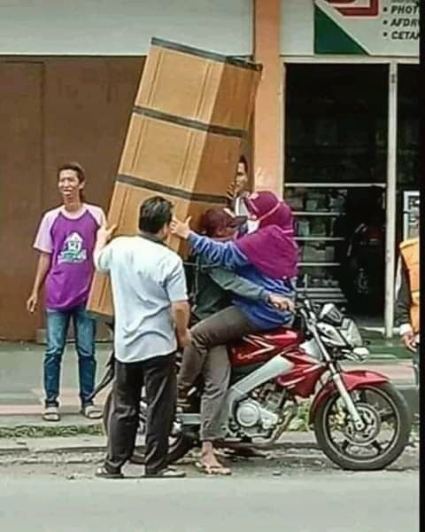 10 Solusi nyeleneh ala pengguna motor ini bikin tepuk jidat