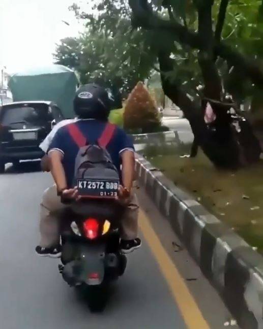10 Solusi nyeleneh ala pengguna motor ini bikin tepuk jidat