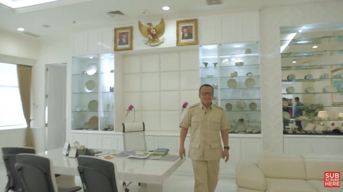 10 Potret ruang kerja Menteri KKP Edhy Prabowo, hiasannya unik