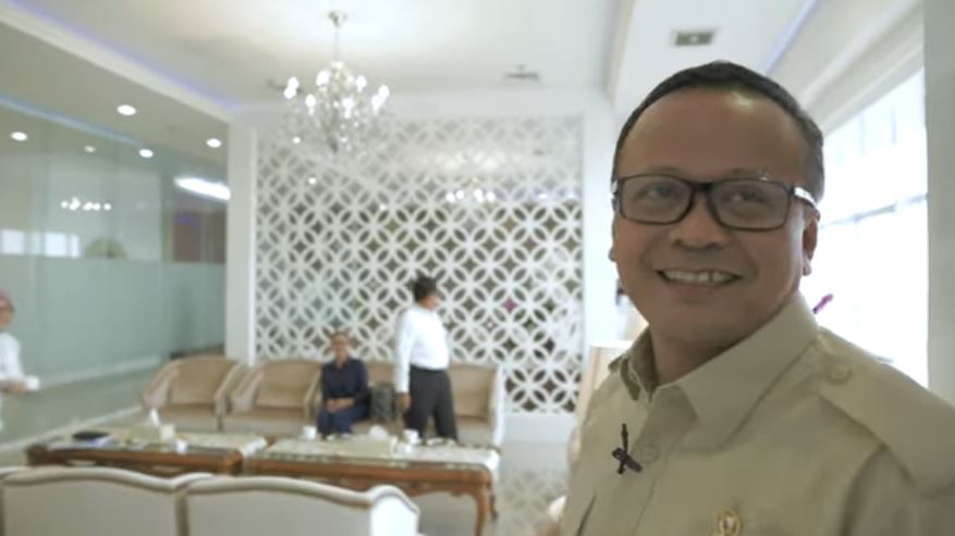 10 Potret ruang kerja Menteri KKP Edhy Prabowo, hiasannya unik