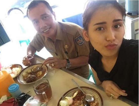 Menu sarapan 7 seleb ini Indonesia banget, punya Sandra Dewi disorot