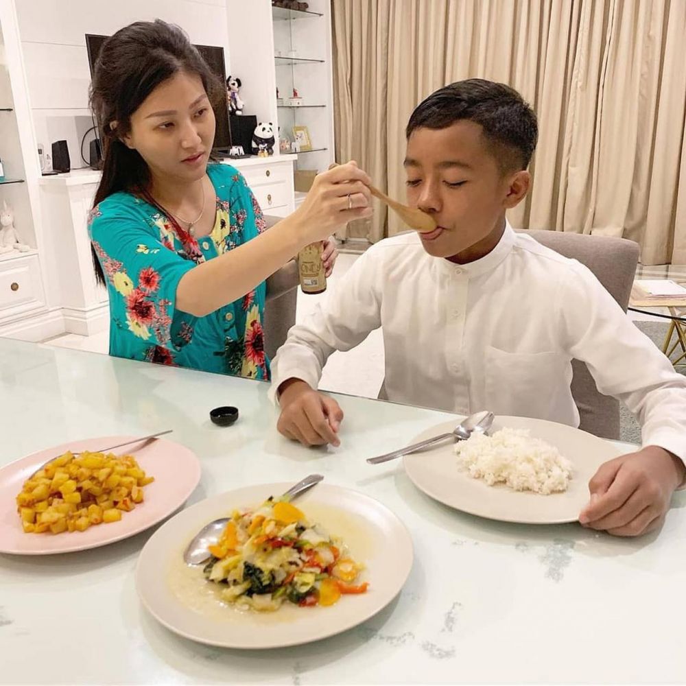 Menu sarapan 7 seleb ini Indonesia banget, punya Sandra Dewi disorot