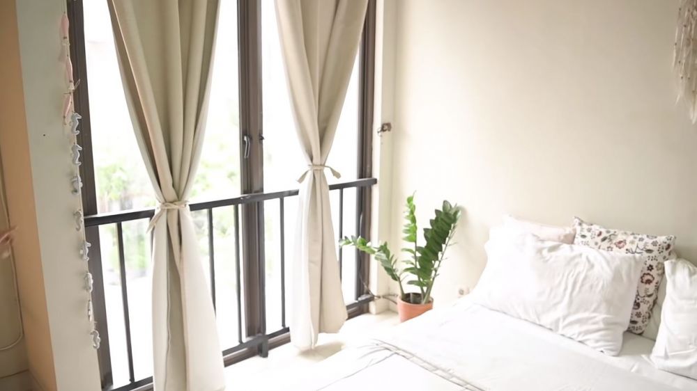 10 Potret kamar Angela Gilsha, minimalis dan banyak tanaman hijau