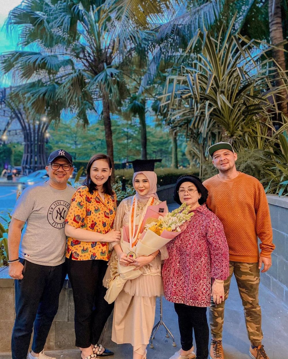 10 Momen wisuda online Kesha Ratuliu, ditemani tunangannya