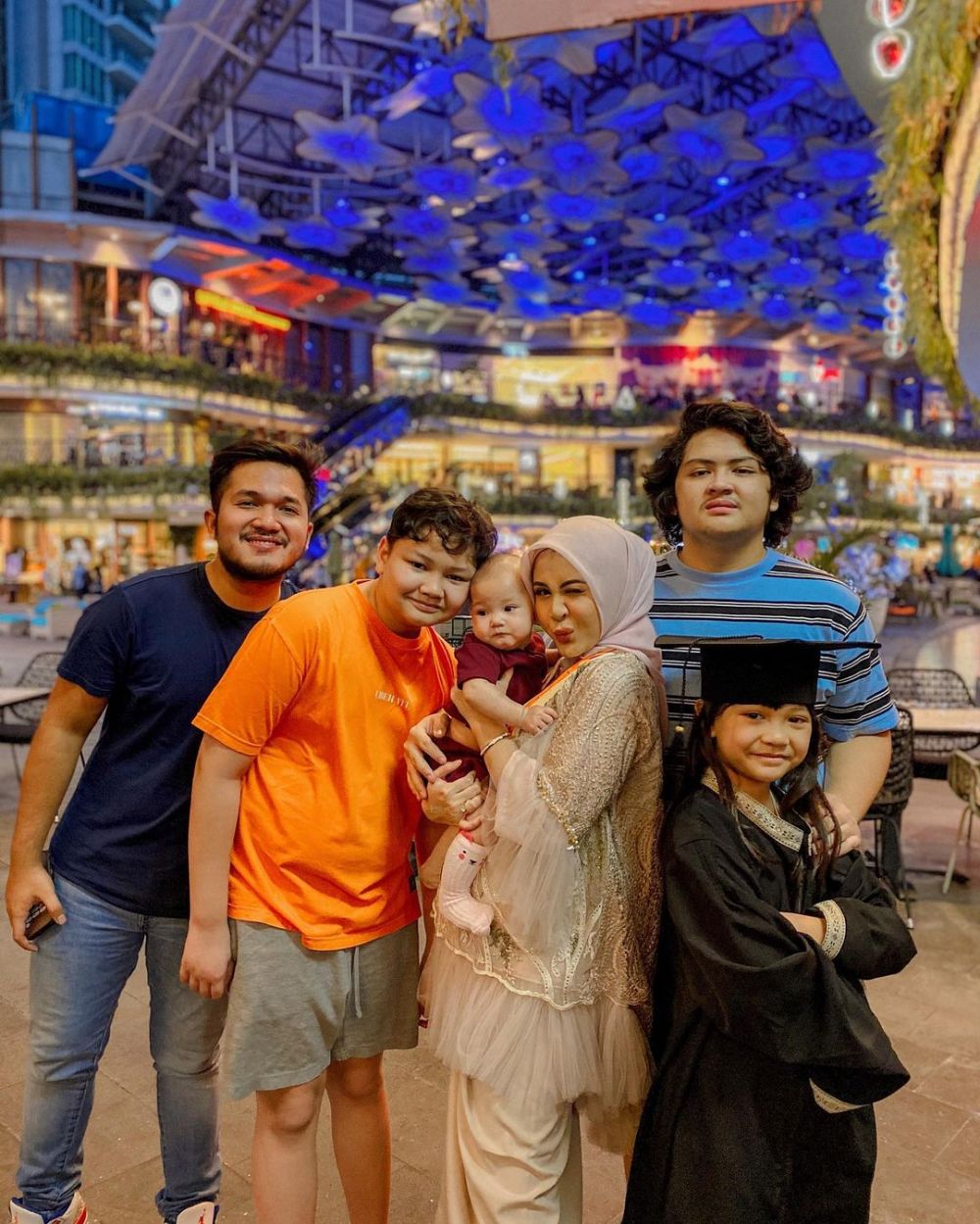 10 Momen wisuda online Kesha Ratuliu, ditemani tunangannya