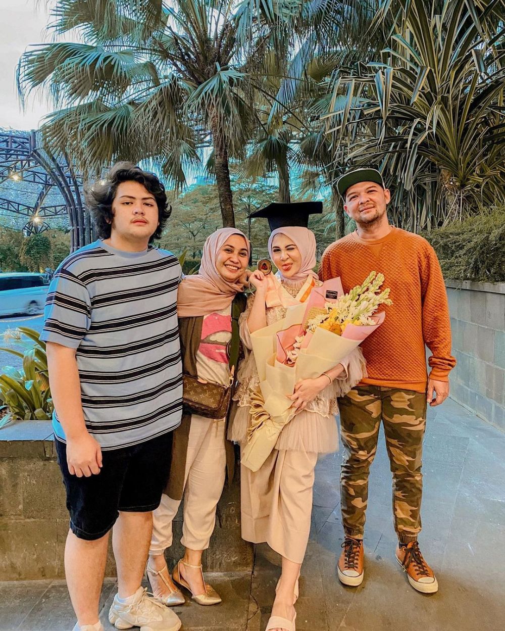 10 Momen wisuda online Kesha Ratuliu, ditemani tunangannya