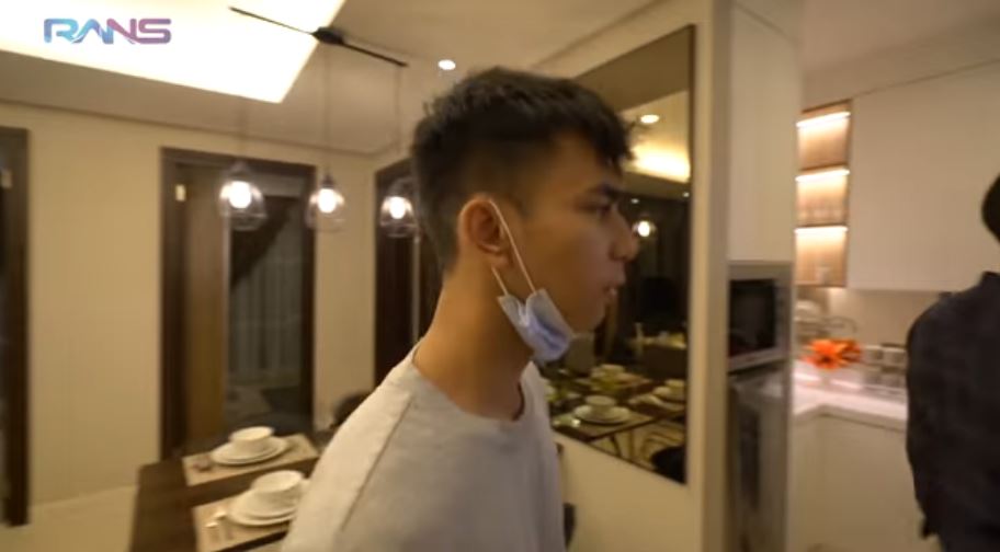 10 Momen Raffi Ahmad ajak kembarannya ke apartemen, bakal dibayarin DP