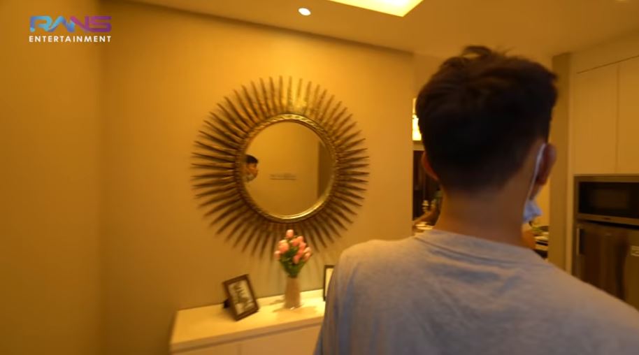10 Momen Raffi Ahmad ajak kembarannya ke apartemen, bakal dibayarin DP