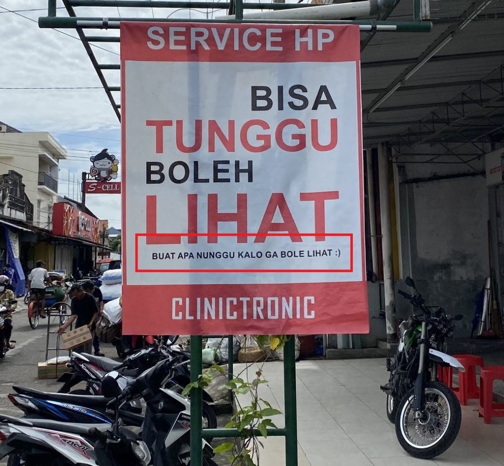 11 Keterangan di spanduk toko ini lucunya bikin pembeli nyengir