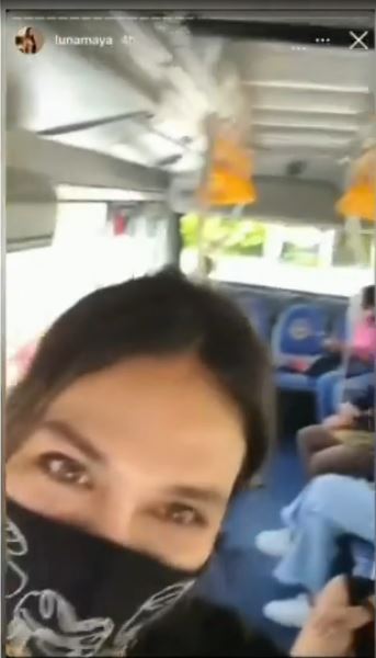 8 Momen Luna Maya pertama kali naik bus di Bali, bahagia dan terharu