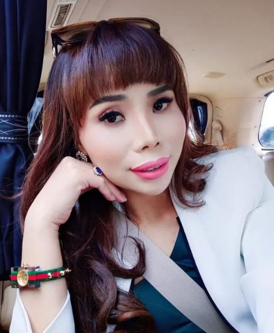 7 Potret Eva Belisima, pengusaha sawit yang juga pedangdut 