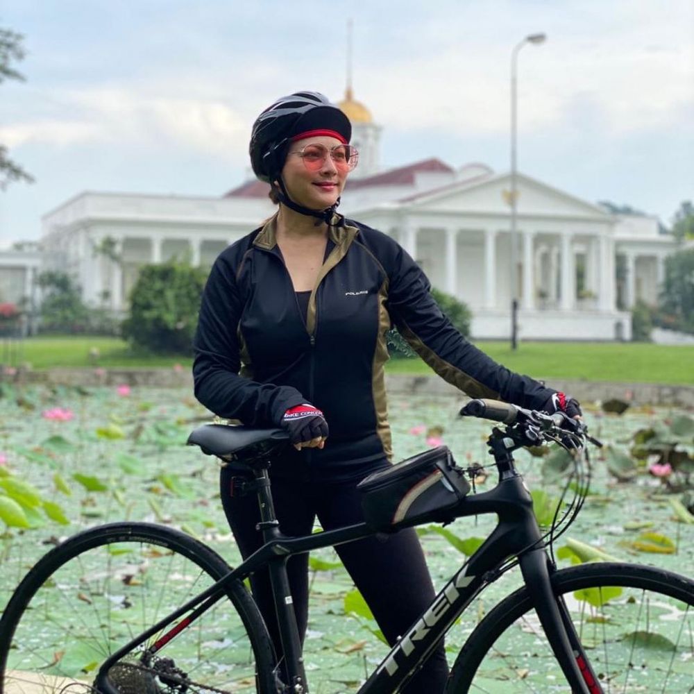 Gaya 8 seleb 90-an saat bersepeda, Diah Permatasari bak ABG