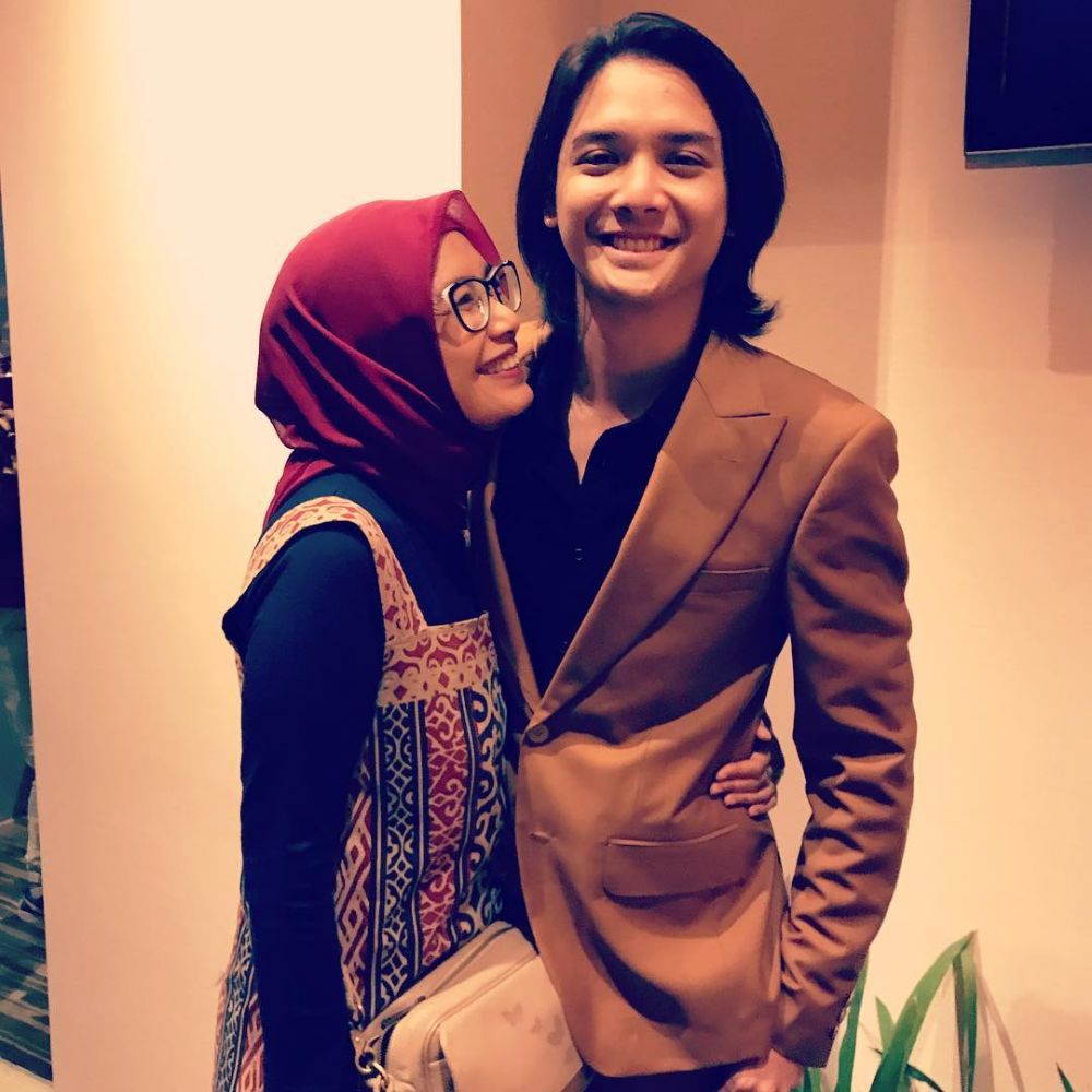 10 Potret Kartika Ayu, ibu mertua Sherina yang gayanya bak anak muda