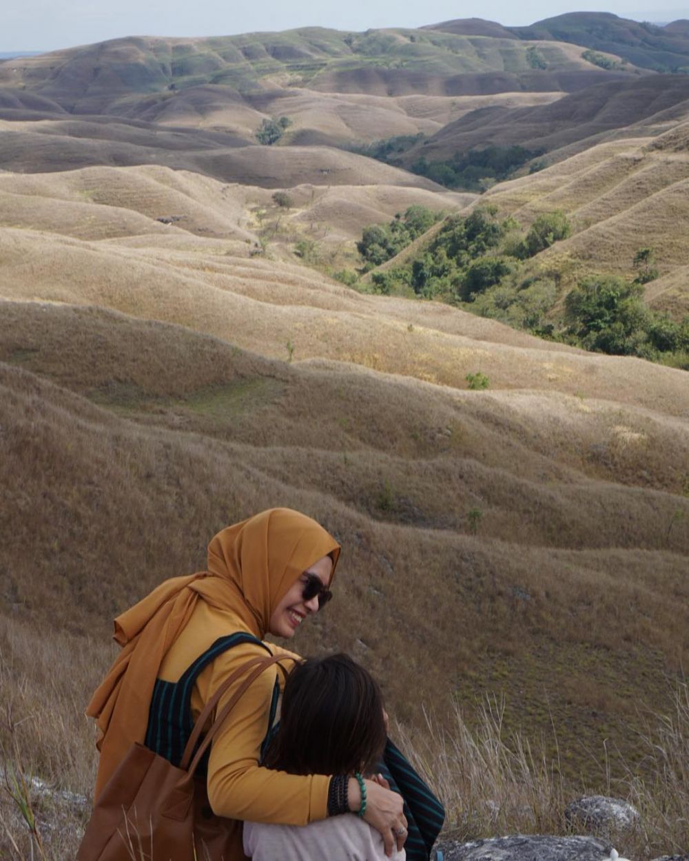 10 Potret Kartika Ayu, ibu mertua Sherina yang gayanya bak anak muda