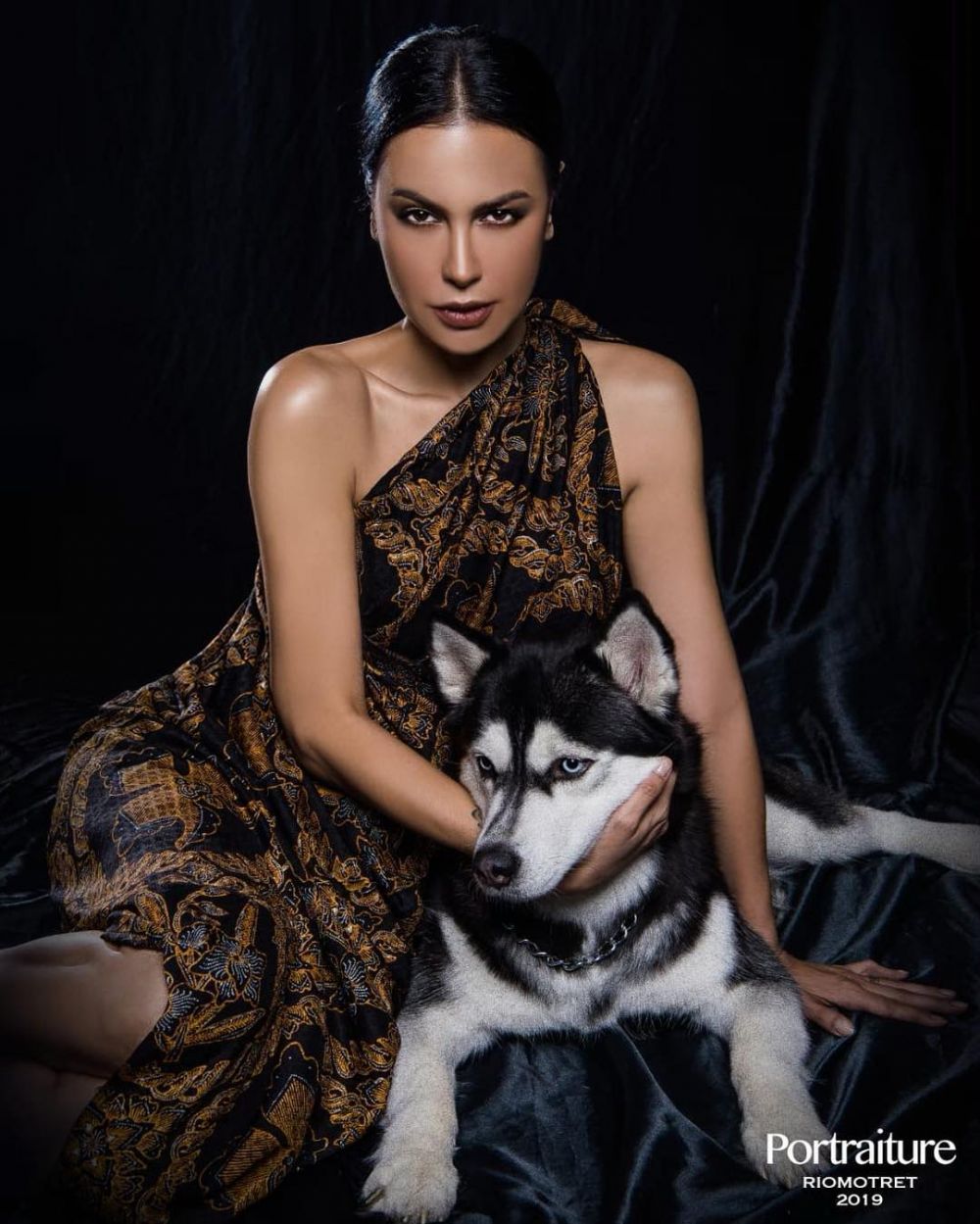 Gaya 10 seleb pemotretan dengan hewan, dari kambing hingga buaya