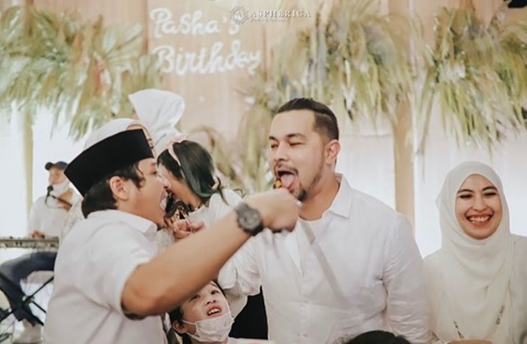 10 Potret pesta ultah Pasha Ungu ke-41, hiasan kue curi perhatian