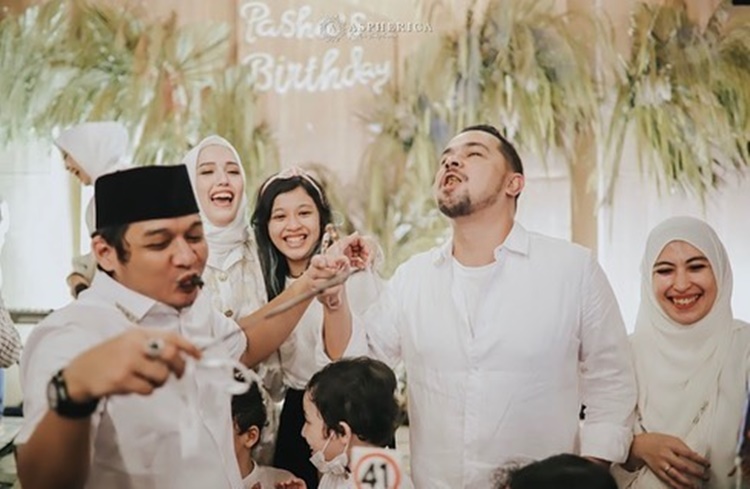 10 Potret pesta ultah Pasha Ungu ke-41, hiasan kue curi perhatian