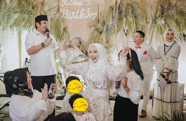 10 Potret pesta ultah Pasha Ungu ke-41, hiasan kue curi perhatian