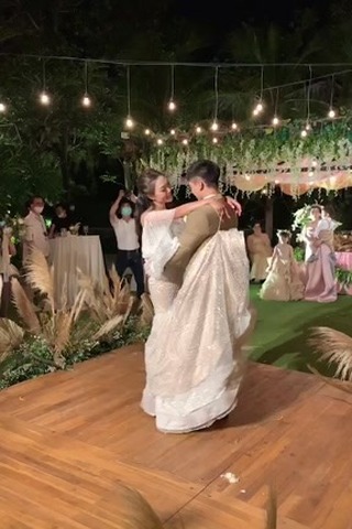 10 Momen resepsi pernikahan Steffy 'Cherrybelle', dance dengan suami