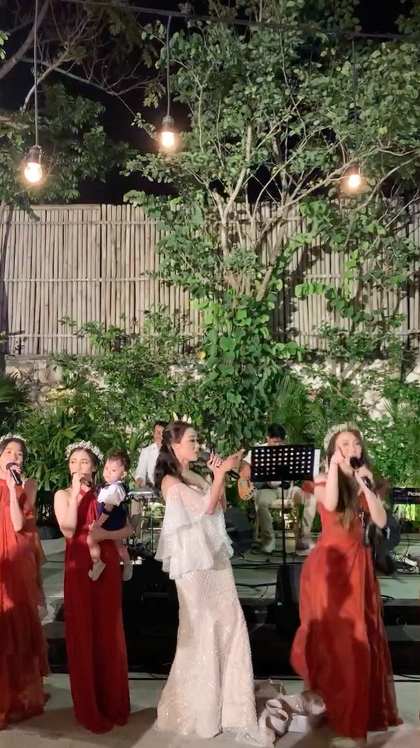 10 Momen resepsi pernikahan Steffy 'Cherrybelle', dance dengan suami