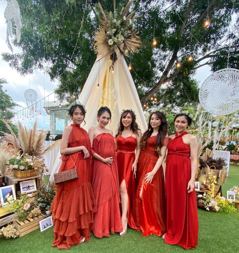 10 Momen resepsi pernikahan Steffy 'Cherrybelle', dance dengan suami